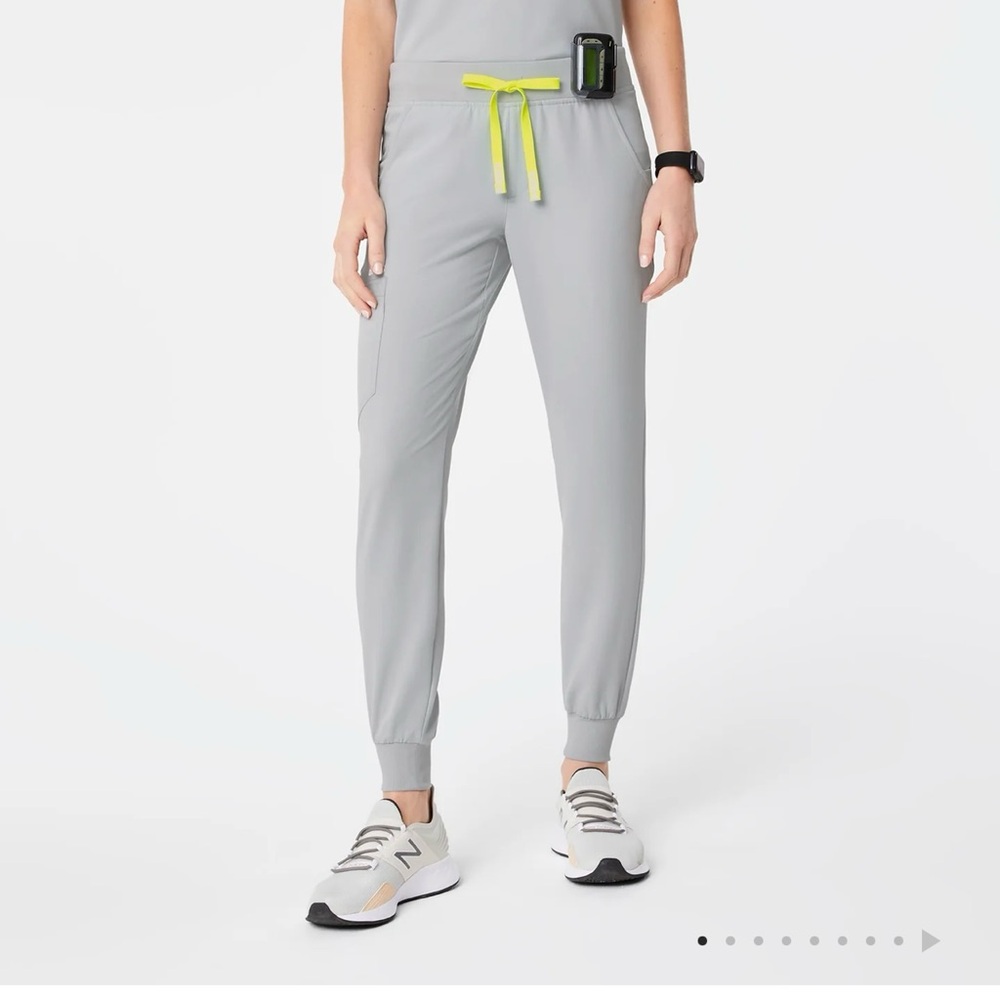 NWT FIGS ZAMORA JOGGERS SCRUB PANTS 
SIZE MEDIUM